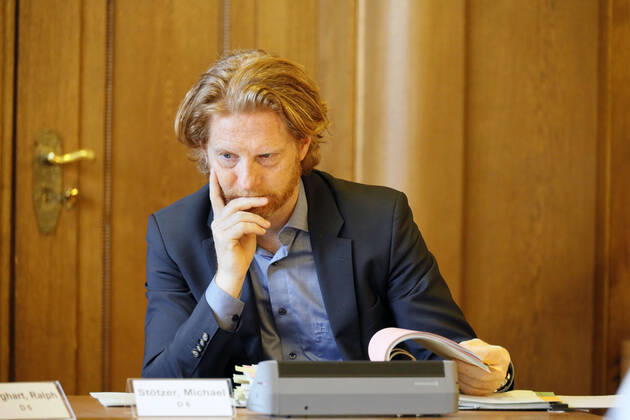 PK_Stadtverordneten_vorbereitung 17.04.2020, Chemnitz,Rathaus, Markt, Stadtverordneten Saal, zur heutigen Pressekonfernz wurden aus Coronapandemie-Gründen die Journalisten in den Stadtverordnetensaal geladen. Hier konnten die Abstandsregeln eingehalten werden. Die Oberbürgermeisterin und die Bürgermeister schlagen dem Stadtrat ein erstes Paket an Maßnahmen vor, um die Folgen der Corona-Pandemie, insbesondere dort, wo Verwaltung und Stadtrat unmittelbar Verantwortung tragen. Bei vielen Unterstützungsprojekten der Stadt sollen Programme des Bundes und des Freistaates unterstützt, flankiert oder ergänzt werden Ziel dieser Vorlage ist es, erste Folgen der weltweiten Corona-Pandemie für unsere Stadt aufzuzeigen. Dabei stehen die Lebensbereiche im Fokus, für die Stadtrat und Stadtverwaltung unmittelbare Verantwortung tragen , so Oberbürg