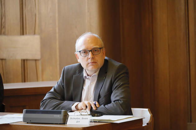 PK_Stadtverordneten_vorbereitung 17.04.2020, Chemnitz,Rathaus, Markt, Stadtverordneten Saal, zur heutigen Pressekonfernz wurden aus Coronapandemie-Gründen die Journalisten in den Stadtverordnetensaal geladen. Hier konnten die Abstandsregeln eingehalten werden. Die Oberbürgermeisterin und die Bürgermeister schlagen dem Stadtrat ein erstes Paket an Maßnahmen vor, um die Folgen der Corona-Pandemie, insbesondere dort, wo Verwaltung und Stadtrat unmittelbar Verantwortung tragen. Bei vielen Unterstützungsprojekten der Stadt sollen Programme des Bundes und des Freistaates unterstützt, flankiert oder ergänzt werden Ziel dieser Vorlage ist es, erste Folgen der weltweiten Corona-Pandemie für unsere Stadt aufzuzeigen. Dabei stehen die Lebensbereiche im Fokus, für die Stadtrat und Stadtverwaltung unmittelbare Verantwortung tragen , so Oberbürg