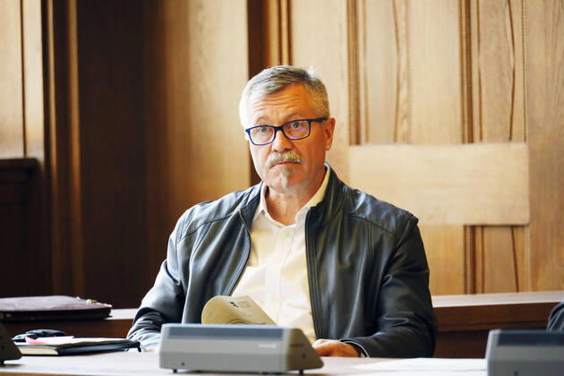 PK_Stadtverordneten_vorbereitung 17.04.2020, Chemnitz,Rathaus, Markt, Stadtverordneten Saal, zur heutigen Pressekonfernz wurden aus Coronapandemie-Gründen die Journalisten in den Stadtverordnetensaal geladen. Hier konnten die Abstandsregeln eingehalten werden. Die Oberbürgermeisterin und die Bürgermeister schlagen dem Stadtrat ein erstes Paket an Maßnahmen vor, um die Folgen der Corona-Pandemie, insbesondere dort, wo Verwaltung und Stadtrat unmittelbar Verantwortung tragen. Bei vielen Unterstützungsprojekten der Stadt sollen Programme des Bundes und des Freistaates unterstützt, flankiert oder ergänzt werden Ziel dieser Vorlage ist es, erste Folgen der weltweiten Corona-Pandemie für unsere Stadt aufzuzeigen. Dabei stehen die Lebensbereiche im Fokus, für die Stadtrat und Stadtverwaltung unmittelbare Verantwortung tragen , so Oberbürg