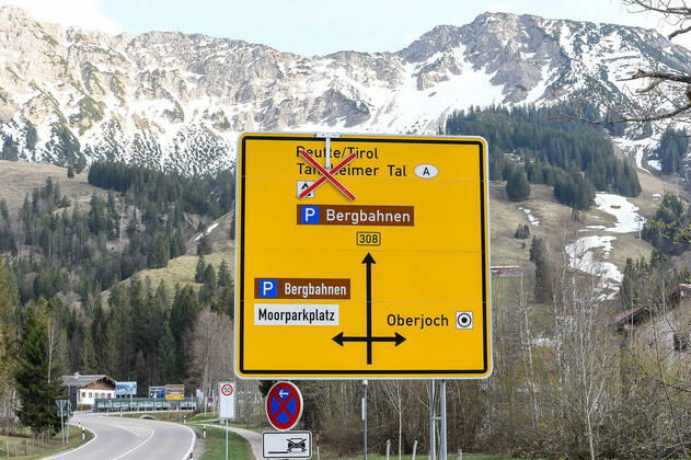 GER, Coronavirus, Geschlossener Grenzübergang Schattwald zwischen Deutschland und Österreich 17.04.2020, Grenze nach Österreich, Oberjoch (Bad Hindelang), GER, Coronavirus, Geschlossener Grenzübergang Schattwald zwischen Deutschland und Österreich, seit dem 20.03.2020 ist der Grenzübertritt an der Landesgrenze zu Österreich nur noch an bestimmten Grenzübergangsstellen möglich im Bild Hinweisschilder auf den gesperrten Grenzübergang in Oberjoch