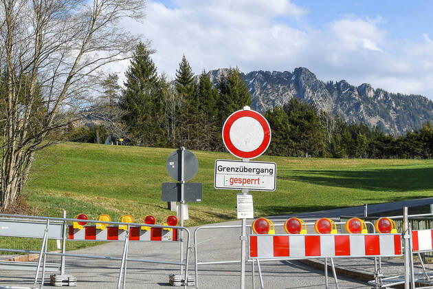 GER, Coronavirus, Geschlossener Grenzübergang Jungholz zwischen Deutschland und Österreich 17.04.2020, Staatsgrenze, Jungholz, GER, Coronavirus, Geschlossener Grenzübergang Jungholz zwischen Deutschland und Österreich, seit dem 20.03.2020 ist der Grenzübertritt an der Landesgrenze zu Österreich nur noch an bestimmten Grenzübergangsstellen möglich im Bild Grenzsperre an der Grenze zwischen Wertach (Deutschland) und Jungholz (Österreich). Jungholz ist eine Tiroler Enklave, ist nur über deutsches Gebiet zu erreichen