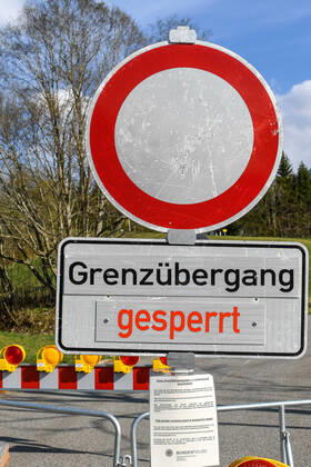 GER, Coronavirus, Geschlossener Grenzübergang Jungholz zwischen Deutschland und Österreich 17.04.2020, Staatsgrenze, Jungholz, GER, Coronavirus, Geschlossener Grenzübergang Jungholz zwischen Deutschland und Österreich, seit dem 20.03.2020 ist der Grenzübertritt an der Landesgrenze zu Österreich nur noch an bestimmten Grenzübergangsstellen möglich im Bild Grenzsperre an der Grenze zwischen Wertach (Deutschland) und Jungholz (Österreich). Jungholz ist eine Tiroler Enklave, ist nur über deutsches Gebiet zu erreichen
