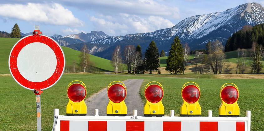 GER, Coronavirus, Geschlossener Grenzübergang Unterjoch zwischen Deutschland und Österreich 17.04.2020, Grenze nach Österreich, Unterjoch (Bad Hindelang), GER, Coronavirus, Geschlossener Grenzübergang Unterjoch zwischen Deutschland und Österreich, seit dem 20.03.2020 ist der Grenzübertritt an der Landesgrenze zu Österreich nur noch an bestimmten Grenzübergangsstellen möglich im Bild Straßensperre an der grünen Grenze zwischen Unterjoch (Deutschland) und Schattwald (Österreich) an einem beliebten Rad- und Wanderweg ins Tannheimer Tal
