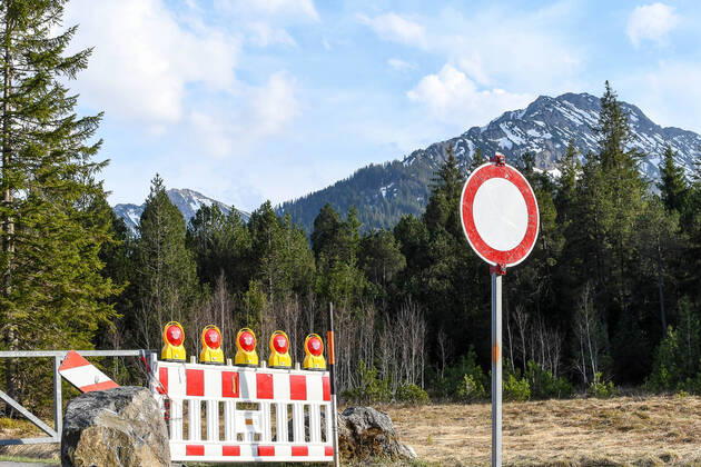 GER, Coronavirus, Geschlossener Grenzübergang Unterjoch zwischen Deutschland und Österreich 17.04.2020, Grenze nach Österreich, Unterjoch (Bad Hindelang), GER, Coronavirus, Geschlossener Grenzübergang Unterjoch zwischen Deutschland und Österreich, seit dem 20.03.2020 ist der Grenzübertritt an der Landesgrenze zu Österreich nur noch an bestimmten Grenzübergangsstellen möglich im Bild Straßensperre an der grünen Grenze zwischen Unterjoch (Deutschland) und Schattwald (Österreich) an einem beliebten Rad- und Wanderweg ins Tannheimer Tal