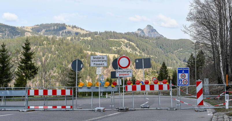 GER, Coronavirus, Geschlossener Grenzübergang Schattwald zwischen Deutschland und Österreich 17.04.2020, Staatsgrenze an der B308, Oberjoch (Bad Hindelang), GER, Coronavirus, Geschlossener Grenzübergang Schattwald zwischen Deutschland und Österreich, seit dem 20.03.2020 ist der Grenzübertritt an der Landesgrenze zu Österreich nur noch an bestimmten Grenzübergangsstellen möglich im Bild Grenzsperre an der Grenze zwischen Oberjoch (Deutschland) und Schattwald im Tannheimer Tal (Österreich)