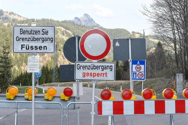 GER, Coronavirus, Geschlossener Grenzübergang Schattwald zwischen Deutschland und Österreich 17.04.2020, Staatsgrenze an der B308, Oberjoch (Bad Hindelang), GER, Coronavirus, Geschlossener Grenzübergang Schattwald zwischen Deutschland und Österreich, seit dem 20.03.2020 ist der Grenzübertritt an der Landesgrenze zu Österreich nur noch an bestimmten Grenzübergangsstellen möglich im Bild Grenzsperre an der Grenze zwischen Oberjoch (Deutschland) und Schattwald im Tannheimer Tal (Österreich)