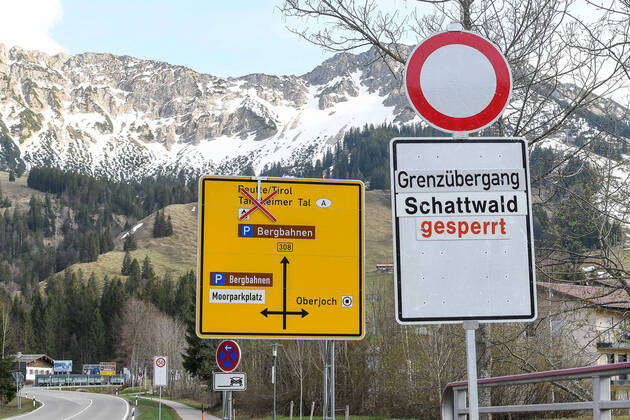 GER, Coronavirus, Geschlossener Grenzübergang Schattwald zwischen Deutschland und Österreich 17.04.2020, Grenze nach Österreich, Oberjoch (Bad Hindelang), GER, Coronavirus, Geschlossener Grenzübergang Schattwald zwischen Deutschland und Österreich, seit dem 20.03.2020 ist der Grenzübertritt an der Landesgrenze zu Österreich nur noch an bestimmten Grenzübergangsstellen möglich im Bild Hinweisschilder auf den gesperrten Grenzübergang in Oberjoch