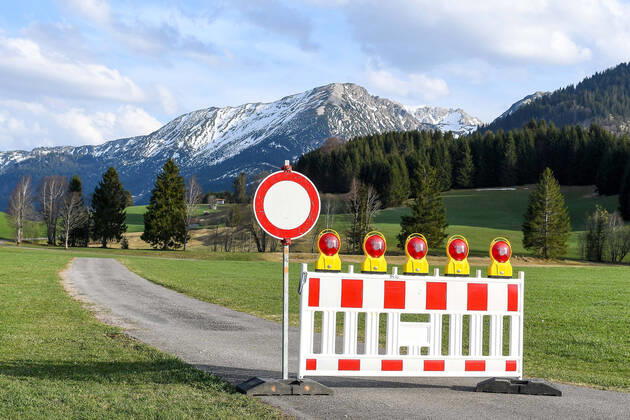GER, Coronavirus, Geschlossener Grenzübergang Unterjoch zwischen Deutschland und Österreich 17.04.2020, Grenze nach Österreich, Unterjoch (Bad Hindelang), GER, Coronavirus, Geschlossener Grenzübergang Unterjoch zwischen Deutschland und Österreich, seit dem 20.03.2020 ist der Grenzübertritt an der Landesgrenze zu Österreich nur noch an bestimmten Grenzübergangsstellen möglich im Bild Straßensperre an der grünen Grenze zwischen Unterjoch (Deutschland) und Schattwald (Österreich) an einem beliebten Rad- und Wanderweg ins Tannheimer Tal