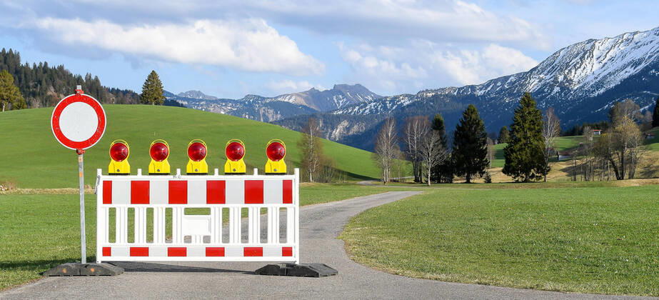GER, Coronavirus, Geschlossener Grenzübergang Unterjoch zwischen Deutschland und Österreich 17.04.2020, Grenze nach Österreich, Unterjoch (Bad Hindelang), GER, Coronavirus, Geschlossener Grenzübergang Unterjoch zwischen Deutschland und Österreich, seit dem 20.03.2020 ist der Grenzübertritt an der Landesgrenze zu Österreich nur noch an bestimmten Grenzübergangsstellen möglich im Bild Straßensperre an der grünen Grenze zwischen Unterjoch (Deutschland) und Schattwald (Österreich) an einem beliebten Rad- und Wanderweg ins Tannheimer Tal