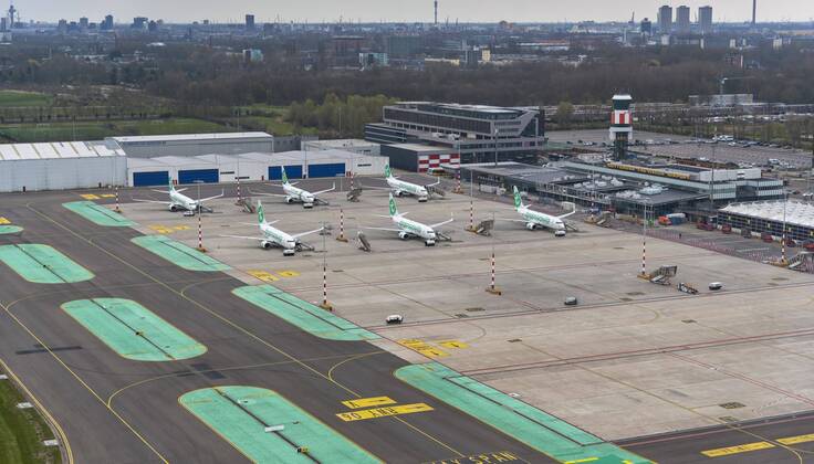 ROTTERDAM 18-04-2020, Rotterdam The Haque Airport van uit de lucht en op de grond tijdens de corona crisis. Transavia vliegtuigen staan aan de grond op het platform. Rotterdam The Haque Airport (RTHA)  x7847593x Copyright: