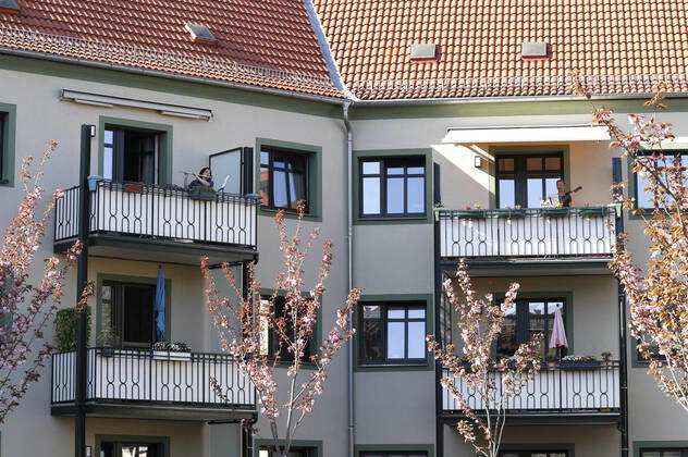 Jeden Abend geben Maria Petrowa (Querflöte, Chorsängerin an der Oper Halle) und Ulrich Duelli (Gitarre, Physiotherapeut) auf ihren Balkons in einem Wohnhaus am Landrain ein ca. 15minüges Konzert für die Hausbewohner und Nachbarn und vor allem für die dort lebenden Senioren, die sich während der Coronakrise in Selbstquarantäne befinden. Halle (Saale), 17.04.2020
