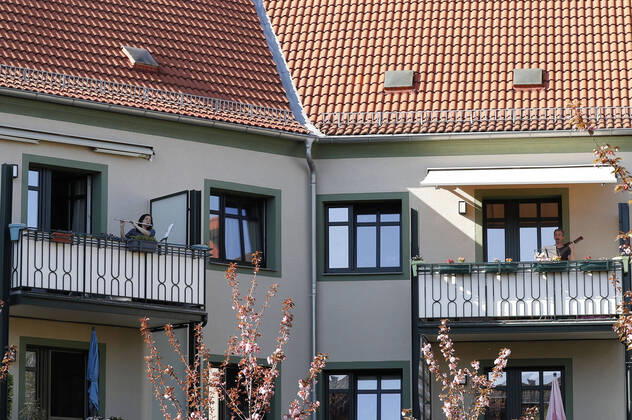 Jeden Abend geben Maria Petrowa (Querflöte, Chorsängerin an der Oper Halle) und Ulrich Duelli (Gitarre, Physiotherapeut) auf ihren Balkons in einem Wohnhaus am Landrain ein ca. 15minüges Konzert für die Hausbewohner und Nachbarn und vor allem für die dort lebenden Senioren, die sich während der Coronakrise in Selbstquarantäne befinden. Halle (Saale), 17.04.2020
