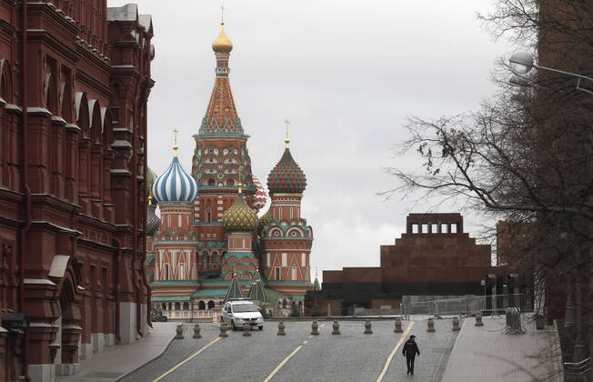 MOSCOW, RUSSIA - APRIL 18, 2020: A police officer seen in Red Square during the ongoing COVID-19 coronavirus pandemic. Russian President Vladimir Putin expanded non-working period till April 30, 2020 to prevent the spread of the COVID-19 coronavirus infection. Alexander Shcherbak TASS  TS0D62F8