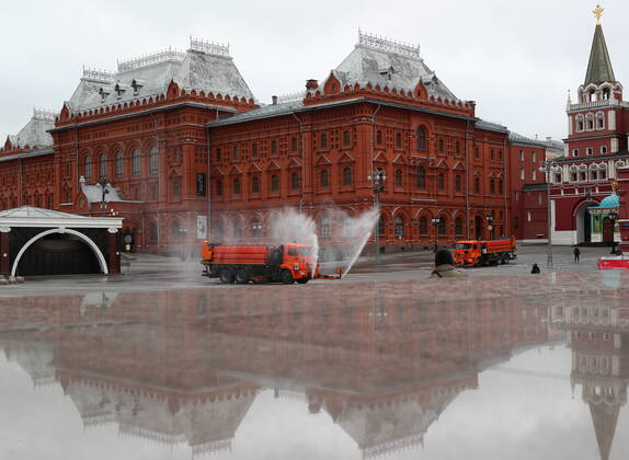 News Bilder des Tages MOSCOW, RUSSIA - APRIL 18, 2020: Utility machines disinfecting the pavement of Tverskaya Street with a special solution recommended by the Russian Federal Service for Surveillance on Consumer Rights Protection and Human Wellbeing (Rospotrebnadzor) amid the COVID-19 coronavirus pandemic. Alexander Shcherbak TASS  TS0D62F9