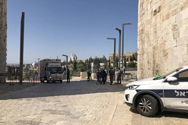 JERUSALEM, ISRAEL - APRIL 18, 2020: A vehicle of representatives of Greece seen by the Jaffa Gate. The descent of the Holy Fire will take place on April 18, on the eve of Orthodox Easter, and will be streamed live worldwide. No pilgrims will be allowed in the Church of the Holy Sepulchre, the number of participants will be limited amid the ongoing COVID-19 coronavirus pandemic; Jerusalem s Old City is closed for public. Andrei Shirokov TASS  TS0D62FB