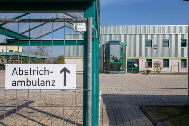 Abstrichambulanz in Pirna Die Abstrichambulanz in der Stadt Pirna im Landkreis Sächsische Schweiz-Osterzgebirge befindet sich in der Turnhalle auf dem Gelände des Berufsschulzentrum. Hier werden Menschen mit Verdacht auf den Corona-Virus zum Abstrichentnahme im Rachen vom Landkreis oder dem Hausarzt hingeschickt. Pirna Sachsen Deutschland