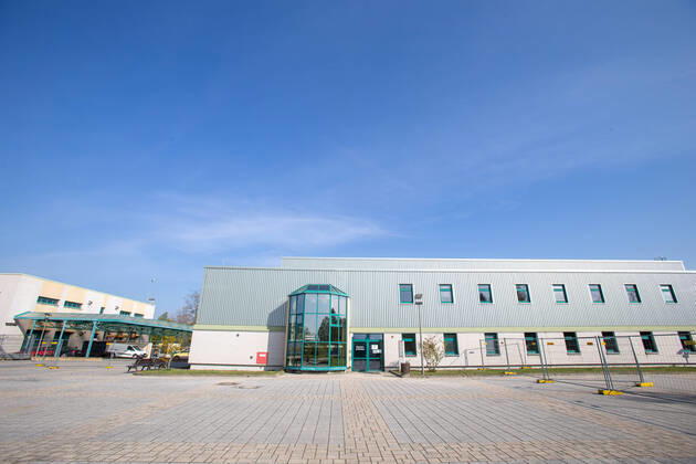 Abstrichambulanz in Pirna Die Abstrichambulanz in der Stadt Pirna im Landkreis Sächsische Schweiz-Osterzgebirge befindet sich in der Turnhalle auf dem Gelände des Berufsschulzentrum. Hier werden Menschen mit Verdacht auf den Corona-Virus zum Abstrichentnahme im Rachen vom Landkreis oder dem Hausarzt hingeschickt. Pirna Sachsen Deutschland