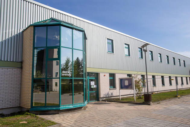 Abstrichambulanz in Pirna Die Abstrichambulanz in der Stadt Pirna im Landkreis Sächsische Schweiz-Osterzgebirge befindet sich in der Turnhalle auf dem Gelände des Berufsschulzentrum. Hier werden Menschen mit Verdacht auf den Corona-Virus zum Abstrichentnahme im Rachen vom Landkreis oder dem Hausarzt hingeschickt. Pirna Sachsen Deutschland