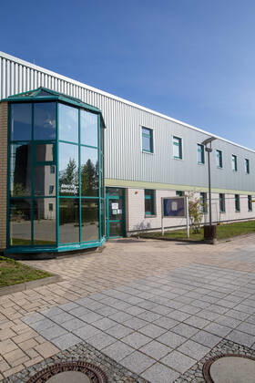 Abstrichambulanz in Pirna Die Abstrichambulanz in der Stadt Pirna im Landkreis Sächsische Schweiz-Osterzgebirge befindet sich in der Turnhalle auf dem Gelände des Berufsschulzentrum. Hier werden Menschen mit Verdacht auf den Corona-Virus zum Abstrichentnahme im Rachen vom Landkreis oder dem Hausarzt hingeschickt. Pirna Sachsen Deutschland
