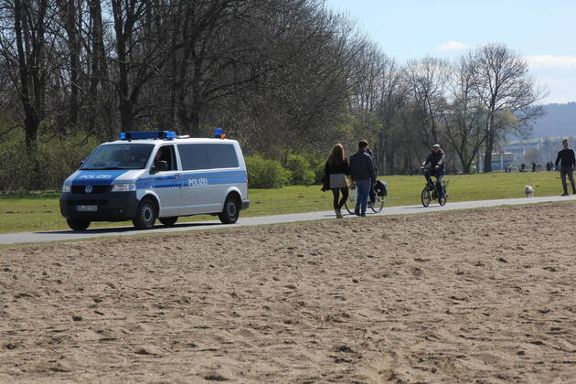 Ausgangsbeschränkung und Kontaktsperre am Salzgitter-See Bilder des Tages - Corona-Kriese in Salzgitter: Salzgitter. Bei Sommerlichen Temperaturen um die 15 Grad Celsius möchte nun wirklich niemand zu Hause sitzen und die Sonne verpassen. Eigentlich gibt es bei so einem herrlichen Wetter wie an diesem Wochenende mit Höchsttemperatutren regelrechten andrang auf die Plätze am Salzgitter See in Lebenstedt. Normalerwiese.... Viele halten Sich an den Mindestabstand, dennoch kommt es zu Grüppchenbildungen oder Ansammlung mehrerer Menschen. Die Bereitschaftspolizei Braunschweig zeigt an diesem Wochenende vermehrt Präsenz in Salzgitter und Umgebung, mahnen jedoch eindringlich, die zur Eindämmung der Corona-Pandemie geltenden Beschränkungen einzuhalten und auf Aufenthalte im Freien zu verzichten. Vielerorts wurden die Parkplätze beli Copyright: xDV-TRx