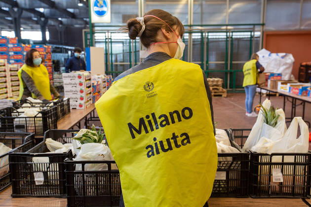 Milan, Coronavirus Covid 19 emergency, the Ortomercato with its wholesalers is participating in the effort of the Municipality of Milan to respond to the increase in demand for food aid from families with a kit of fresh agri-food products that groups of volunteers pack and distribute in temporary food aid hubs (Massimo Alberico Fotogramma, Milan - 2020-04-18) p.s. la foto e utilizzabile nel rispetto del contesto in cui e stata scattata, e senza intento diffamatorio del decoro delle persone rappresentate  Copyright: xMassimoxAlbericox xFOTOGRAMMAx