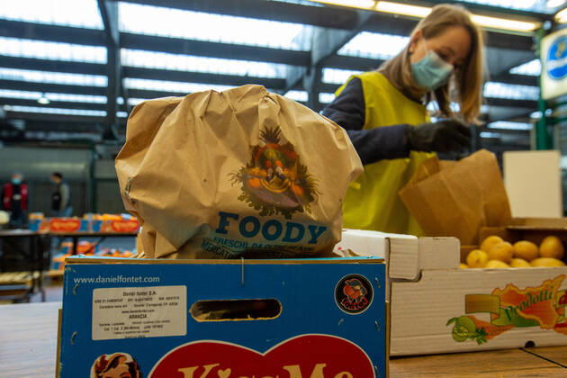 Milan, Coronavirus Covid 19 emergency, the Ortomercato with its wholesalers is participating in the effort of the Municipality of Milan to respond to the increase in demand for food aid from families with a kit of fresh agri-food products that groups of volunteers pack and distribute in temporary food aid hubs (Massimo Alberico Fotogramma, Milan - 2020-04-18) p.s. la foto e utilizzabile nel rispetto del contesto in cui e stata scattata, e senza intento diffamatorio del decoro delle persone rappresentate  Copyright: xMassimoxAlbericox xFOTOGRAMMAx