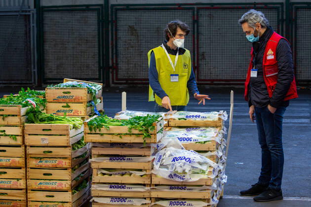 Milan, Coronavirus Covid 19 emergency, the Ortomercato with its wholesalers is participating in the effort of the Municipality of Milan to respond to the increase in demand for food aid from families with a kit of fresh agri-food products that groups of volunteers pack and distribute in temporary food aid hubs. In the photo Nicola Zaffra (Massimo Alberico Fotogramma, Milan - 2020-04-18) p.s. la foto e utilizzabile nel rispetto del contesto in cui e stata scattata, e senza intento diffamatorio del decoro delle persone rappresentate  Copyright: xMassimoxAlbericox xFOTOGRAMMAx