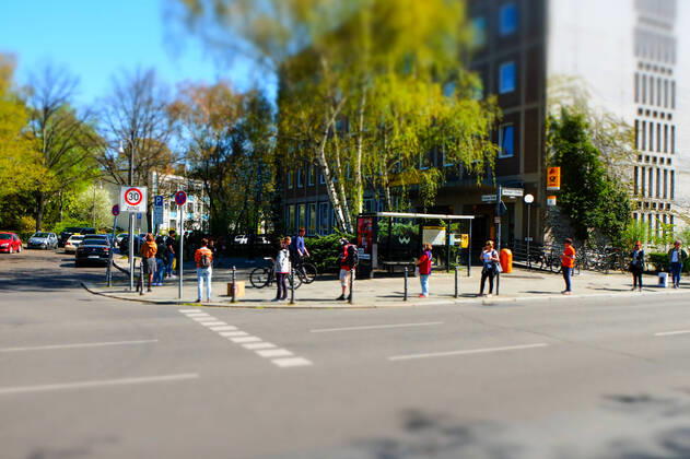 18.04.2020,Berlin,Deutschland,GER,die Stadt zu Zeiten der Corona Pandemie. Zahlreiche Menschen stehen Schlange an der Postfiliale 33 Postbank in der Kissinger Strasse im Bezirk Wilmersdorf Ortsteil Schmargendorf.