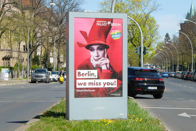 18.04.2020,Berlin,Deutschland,GER,die Stadt zu Zeiten der Corona Pandemie. Wall Werbesäule, Berlin, we miss you! Friedrichstadt Palast Berlin.Gesehen am Hohenzollerndamm Bezirk Wilmersdorf Ortsteil Schmargendorf.