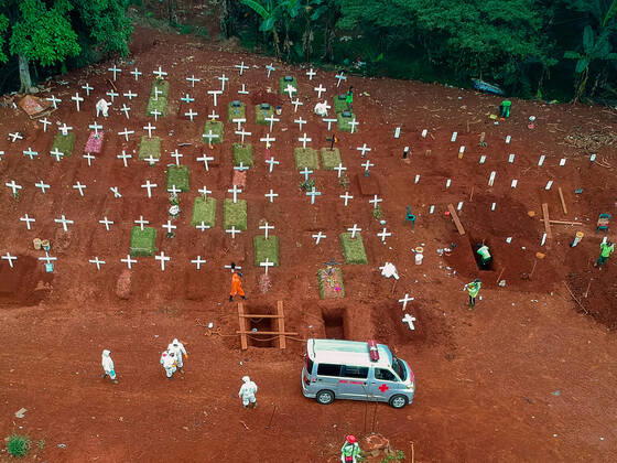 News Bilder des Tages Funeral Of Covid-19 Victims In Indonesia - 18 April 2020. Aerial picture shows workers preparing a burial site for a victim of the COVID-19 coronavirus at a cemetery in Jakarta on April 18, 2020. (Photo by Ahmad Soleh INA Photo Agency imago images) 