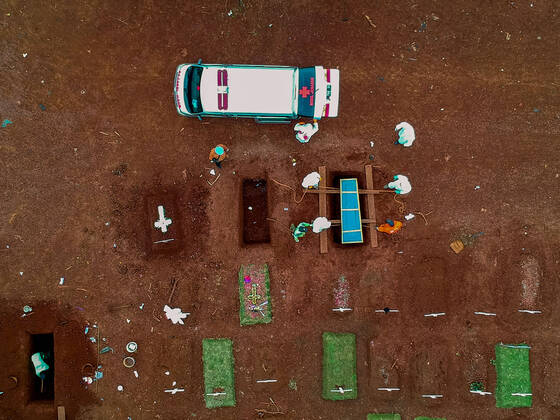 Funeral Of Covid-19 Victims In Indonesia - 18 April 2020. Aerial picture shows workers moving a coffin of a victim of the COVID-19 coronavirus to a burial site at a cemetery in Jakarta on April 18, 2020. (Photo by Ahmad Soleh INA Photo Agency imago images) 