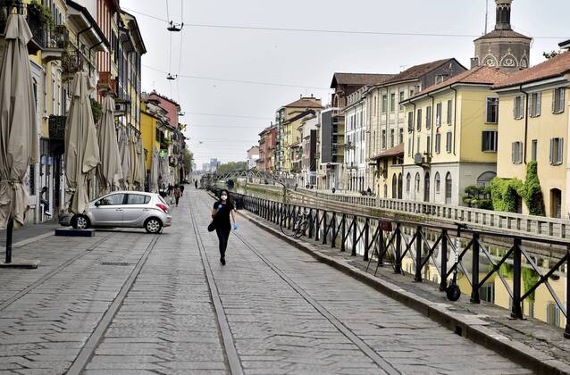Milan, Approaching Phase 2 of the Coronavirus Emergency, People on the Naviglio Grande, Darsena and Piazza 24 Maggio (Duilio Piaggesi Fotogramma, Milan - 2020-04-18) p.s. la foto e utilizzabile nel rispetto del contesto in cui e stata scattata, e senza intento diffamatorio del decoro delle persone rappresentate  Copyright: xDuilioxPiaggesix xFOTOGRAMMAx