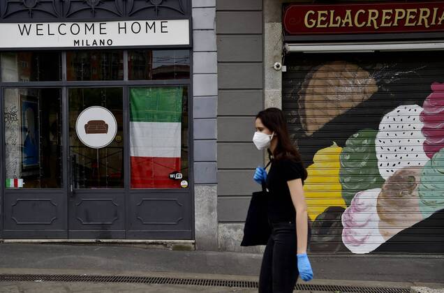 Milan, People on the Naviglio Grande, Darsena and Piazza 24 Maggio while they are preparing phase 2 of the coronavirus quarantine, in the photo Italian flag in a shop window (Duilio Piaggesi Fotogramma, Milan - 2020-04-18) p.s. la foto e utilizzabile nel rispetto del contesto in cui e stata scattata, e senza intento diffamatorio del decoro delle persone rappresentate  Copyright: xDuilioxPiaggesix xFOTOGRAMMAx