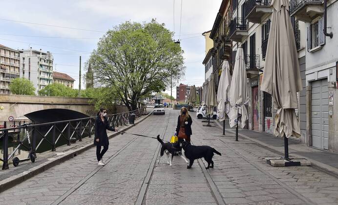 Milan, People around the Naviglio Grande, Darsena and Piazza 24 Maggio while they are preparing phase 2 of the coronavirus quarantine, in the photo people with dogs (Duilio Piaggesi Fotogramma, Milan - 2020-04-18) p.s. la foto e utilizzabile nel rispetto del contesto in cui e stata scattata, e senza intento diffamatorio del decoro delle persone rappresentate  Copyright: xDuilioxPiaggesix xFOTOGRAMMAx