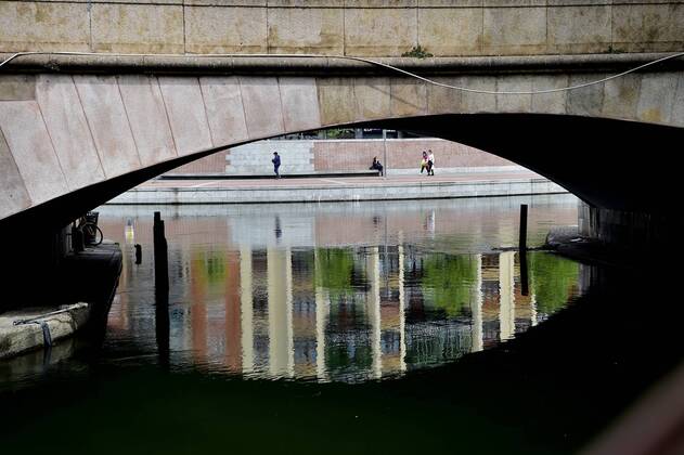 Milan, People on the Naviglio Grande, Darsena and Piazza 24 Maggio while they are preparing phase 2 of the coronavirus quarantine, in the particular photo of the Darsena (Duilio Piaggesi Fotogramma, Milan - 2020-04-18) p.s. la foto e utilizzabile nel rispetto del contesto in cui e stata scattata, e senza intento diffamatorio del decoro delle persone rappresentate  Copyright: xDuilioxPiaggesix xFOTOGRAMMAx