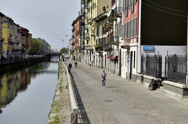 Milan, Approaching Phase 2 of the Coronavirus Emergency, People on the Naviglio Grande, Darsena and Piazza 24 Maggio (Duilio Piaggesi Fotogramma, Milan - 2020-04-18) p.s. la foto e utilizzabile nel rispetto del contesto in cui e stata scattata, e senza intento diffamatorio del decoro delle persone rappresentate  Copyright: xDuilioxPiaggesix xFOTOGRAMMAx