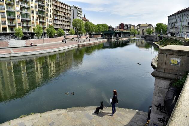 Milan, Approaching Phase 2 of the Coronavirus Emergency, People on the Naviglio Grande, Darsena and Piazza 24 Maggio (Duilio Piaggesi Fotogramma, Milan - 2020-04-18) p.s. la foto e utilizzabile nel rispetto del contesto in cui e stata scattata, e senza intento diffamatorio del decoro delle persone rappresentate  Copyright: xDuilioxPiaggesix xFOTOGRAMMAx