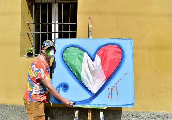 Milan, the painter Gregorio Mancino with his work a painting of a heart made with the Italian flag in the Naviglio Grande at the time of the coronavirus (Duilio Piaggesi Fotogramma, Milan - 2020-04-18) p.s. la foto e utilizzabile nel rispetto del contesto in cui e stata scattata, e senza intento diffamatorio del decoro delle persone rappresentate  Copyright: xDuilioxPiaggesix xFOTOGRAMMAx