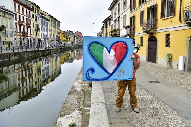 Milan, the painter Gregorio Mancino with his work a painting of a heart made with the Italian flag in the Naviglio Grande at the time of the coronavirus (Duilio Piaggesi Fotogramma, Milan - 2020-04-18) p.s. la foto e utilizzabile nel rispetto del contesto in cui e stata scattata, e senza intento diffamatorio del decoro delle persone rappresentate  Copyright: xDuilioxPiaggesix xFOTOGRAMMAx