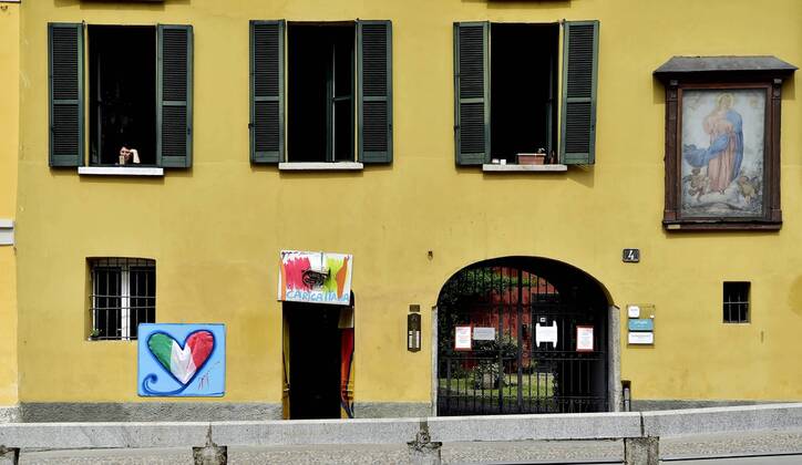Milan, the painter Gregorio Mancino with his work a painting of a heart made with the Italian flag in the Naviglio Grande at the time of the coronavirus (Duilio Piaggesi Fotogramma, Milan - 2020-04-18) p.s. la foto e utilizzabile nel rispetto del contesto in cui e stata scattata, e senza intento diffamatorio del decoro delle persone rappresentate  Copyright: xDuilioxPiaggesix xFOTOGRAMMAx