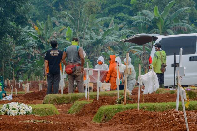 Coronavirus Widespread In Indonesia - 18 April 2020. Cemetery workers unload the coffin of a victim of the COVID-19 coronavirus outbreak from an ambulance for a funeral in Jakarta on April 18, 2020. Indonesia became the country with the highest positive corona virus case in Southeast Asia, surpassing the Philippines, with 5,923 cases of 520 deaths and 607 recovering. (Photo by Ahmad Soleh INA Photo Agency imago images) 