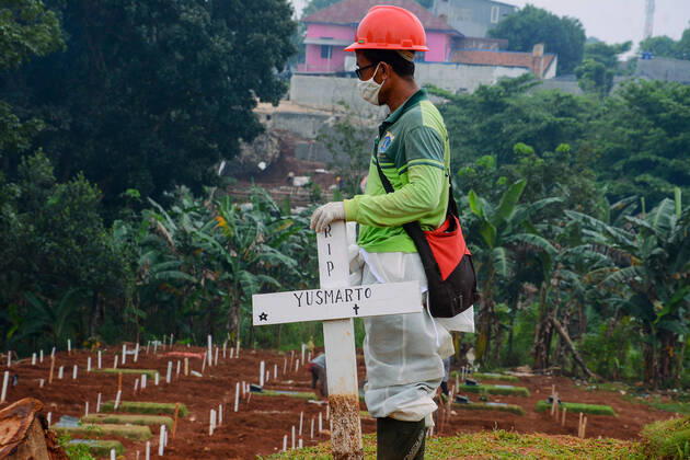 Coronavirus Widespread In Indonesia - 18 April 2020. A Workers bring a tombstone of a victim of the COVID-19 coronavirus to a burial site at a cemetery in Jakarta on April 18, 2020. Indonesia became the country with the highest positive corona virus case in Southeast Asia, surpassing the Philippines, with 5,923 cases of 520 deaths and 607 recovering. (Photo by Ahmad Soleh INA Photo Agency imago images) 