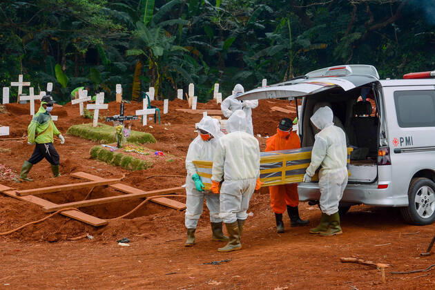 Coronavirus Widespread In Indonesia - 18 April 2020. Cemetery workers unload the coffin of a victim of the COVID-19 coronavirus outbreak from an ambulance for a funeral in Jakarta on April 18, 2020. Indonesia became the country with the highest positive corona virus case in Southeast Asia, surpassing the Philippines, with 5,923 cases of 520 deaths and 607 recovering. (Photo by Ahmad Soleh INA Photo Agency imago images) 