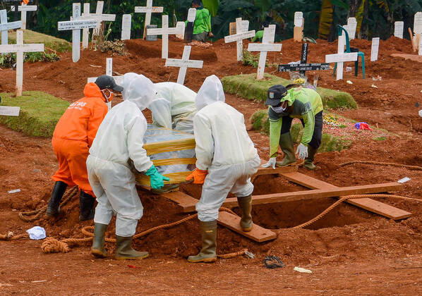 Coronavirus Widespread In Indonesia - 18 April 2020. Cemetery workers move a coffin of a victim of the COVID-19 coronavirus to a burial site at a cemetery in Jakarta on April 18, 2020. Indonesia became the country with the highest positive corona virus case in Southeast Asia, surpassing the Philippines, with 5,923 cases of 520 deaths and 607 recovering. (Photo by Ahmad Soleh INA Photo Agency imago images) 