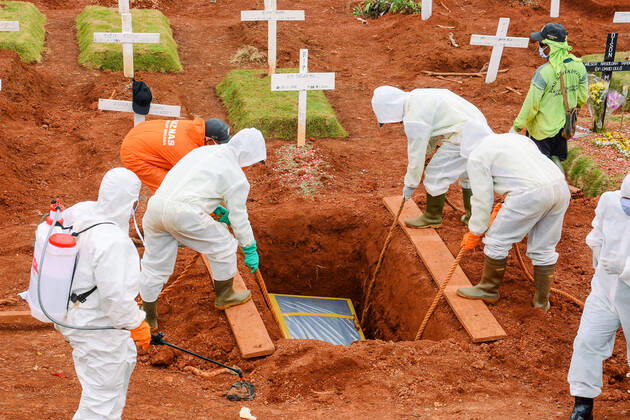 Coronavirus Widespread In Indonesia - 18 April 2020. Cemetery workers move a coffin of a victim of the COVID-19 coronavirus to a burial site at a cemetery in Jakarta on April 18, 2020. Indonesia became the country with the highest positive corona virus case in Southeast Asia, surpassing the Philippines, with 5,923 cases of 520 deaths and 607 recovering. (Photo by Ahmad Soleh INA Photo Agency imago images) 