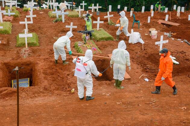 Coronavirus Widespread In Indonesia - 18 April 2020. Cemetery workers preparing a burial site for a victim of the COVID-19 coronavirus at a cemetery in Jakarta on April 18, 2020. Indonesia became the country with the highest positive corona virus case in Southeast Asia, surpassing the Philippines, with 5,923 cases of 520 deaths and 607 recovering. (Photo by Ahmad Soleh INA Photo Agency imago images) 