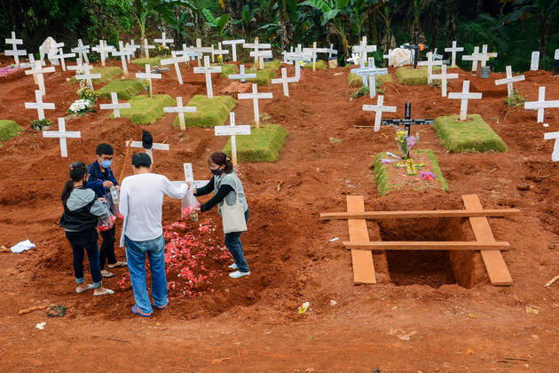 Coronavirus Widespread In Indonesia - 18 April 2020. Family members of a victim of the COVID-19 coronavirus at a cemetery in Jakarta on April 18, 2020. Indonesia became the country with the highest positive corona virus case in Southeast Asia, surpassing the Philippines, with 5,923 cases of 520 deaths and 607 recovering. (Photo by Ahmad Soleh INA Photo Agency imago images) 