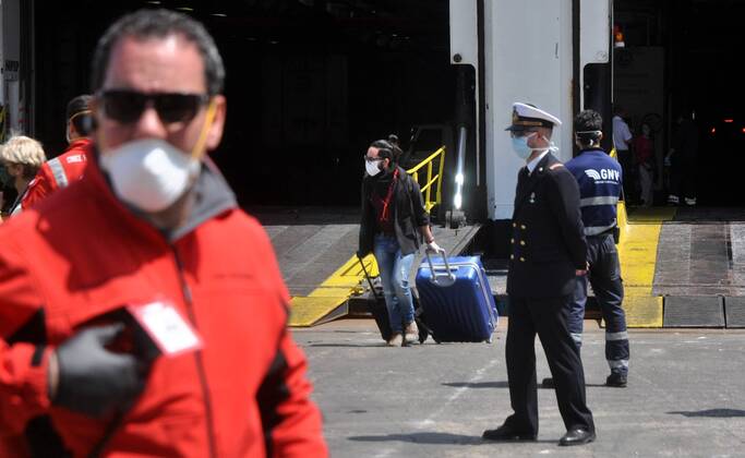 Coronavirus emergency, Italians stranded in Tunisia: the Atlas ship brings them back to Palermo, after the quarantine has arrived (Alessandro Fucarini. Fotogramma, PALERMO - 2020-04-18) p.s. la foto e utilizzabile nel rispetto del contesto in cui e stata scattata, e senza intento diffamatorio del decoro delle persone rappresentate  Copyright: xAlessandroxFucarini.x xFOTOGRAMMAx