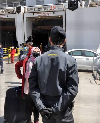 Coronavirus emergency, Italians stranded in Tunisia: the Atlas ship brings them back to Palermo, after the quarantine has arrived (Alessandro Fucarini. Fotogramma, PALERMO - 2020-04-18) p.s. la foto e utilizzabile nel rispetto del contesto in cui e stata scattata, e senza intento diffamatorio del decoro delle persone rappresentate  Copyright: xAlessandroxFucarini.x xFOTOGRAMMAx