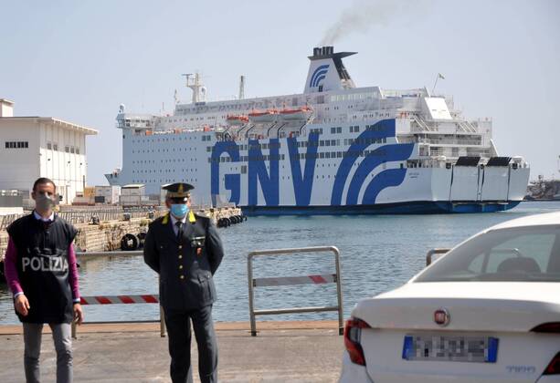 Coronavirus emergency, Italians stranded in Tunisia: the Atlas ship brings them back to Palermo, after the quarantine has arrived (Alessandro Fucarini. Fotogramma, PALERMO - 2020-04-18) p.s. la foto e utilizzabile nel rispetto del contesto in cui e stata scattata, e senza intento diffamatorio del decoro delle persone rappresentate  Copyright: xAlessandroxFucarini.x xFOTOGRAMMAx